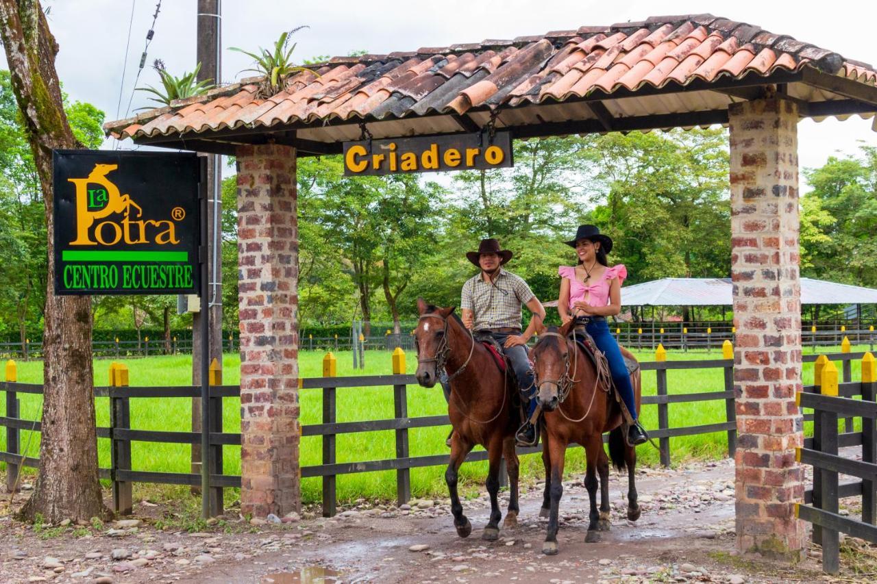 Hotel Campestre La Potra Apiay Kültér fotó